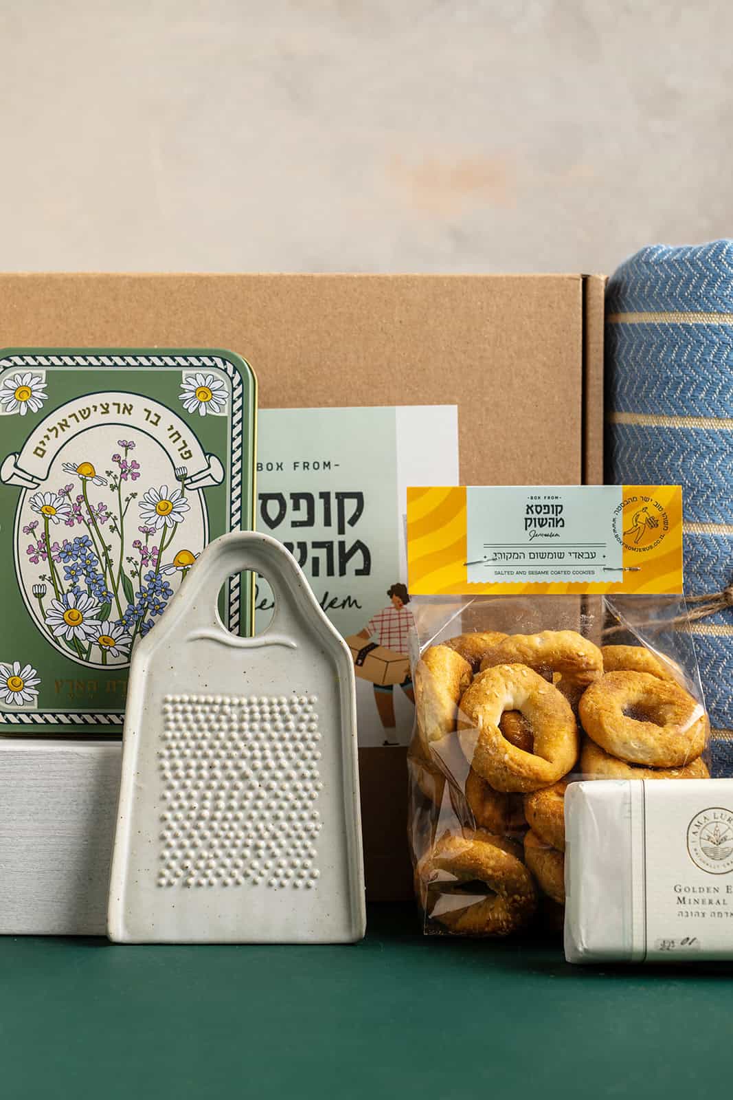 מארז חורף כרבולית - כרבולית כחולה, שמן זית, עוגיות מלוחות, אגוזים, סבון וקופסת קרטון ממותגת מבית "קופסא מהשוק".