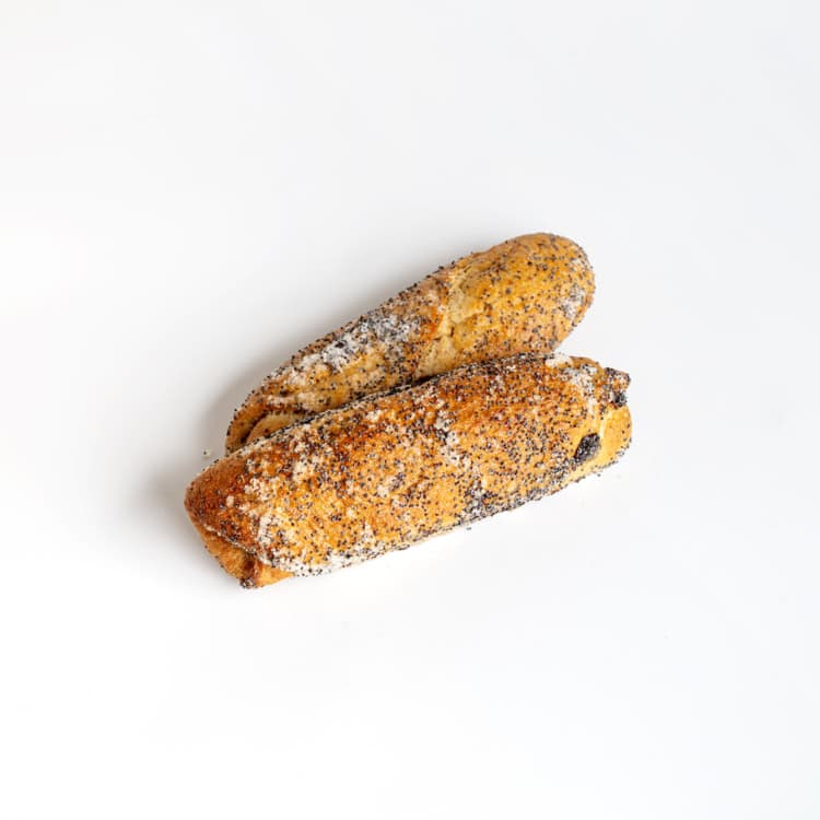 זוג מאפים חלום: קינמון, צימוקים, פרג וסוכר