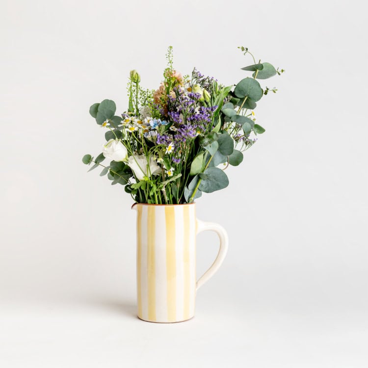 קנקן מושלם עם זר פרחים טרי | צבעים משתנים